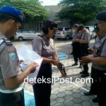 Wakapolsek Ngadiluwih Periksa Kelengkapan Surat -Surat Pada  Anggota
