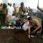 Hari Juang Kartika TNI Hijaukan Areal Pura Pengubengan