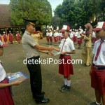 Program Polres Kediri Bantuan Buku Siswa – Siswi SDN