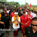 Wayan Koster Turut Prihatin Mendengar Turis Asal Eropa Duduk atas Padmasana