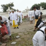 Usai Sembahyang, Rombongan Kapolda Bali Bersihkan Sampah Plastik