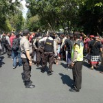 Anggota Polisi Amankan Aksi Damai Menolak IMF-World Bank 2018