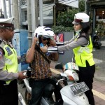 Anggota Polda Bali Bagikan Helm Berstandar SNI Gratis Dalam Ops Zebra 2018