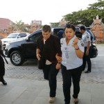 Renae Lawrence Bebas Lalu Dideportasi Polisi Kawal Keberangkatannya