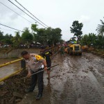 Tim Gabungan TNI/Polri, BPBD dan Basarnas Evakuasi Material Banjir Bandang