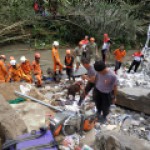 Tim Gabungan Sar Sat Brimob Polda Bali, Evakuasi Para Korban Longsong