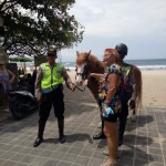 Polisi Berkuda Patroli di Pantai Kuta, Wisatawan Merasa Senang