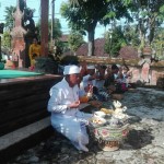 Umat Hindu Kodim Bangli Sembahyang Hari Raya Kuningan