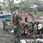 Anggota TNI Bersama Warga Bersihkan Sampah Di Pantai Soka