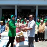 Ketua Persit KCK Cabang XXXII Kodim 1609 Buleleng Menyerahkan Sembako.