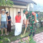 Babinsa Blahbatuh Bersih-Bersih Lingkungan Bersama Warga Binaan
