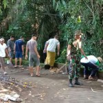 Koramil Ubud dan  Warga Peliatan Gotong Royong Bersihkan Sungai