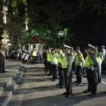 Anggota Polisi Patroli Malam Minggu di Daerah Wisata Petitenget