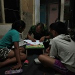 Tinggal Di Rumah Warga, Ini Yang Dilakukan Satgas TMMD