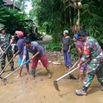 Koramil Tegallalang Bantu Warga Bersihkan Longsoran Tanah