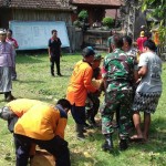 TNI Bersama Warga Melaksanakan Tebang Pohon Antisipasi Pohon Tumbang