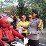 Polwan Polres Tabanan Bagikan Takjil Gratis Saat Ops Ketupat Agung 2019