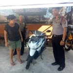 Kapolsek Sidemen Turut Memadamkan Api Sepeda Motor Terbakar