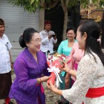 Dekranasda Bali Kunjungi IKM Tenun Ikat dan Genta