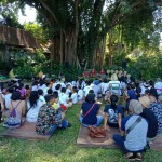 Pekak Made Taro Menerangkan Cerita-Cerita Lawas Khas Bali Kepada Anak-Anak