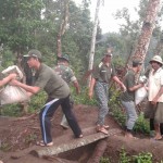 Mahasiswa Unud dan Undiksa Antusias Membantu TMMD Kodim Klungkung