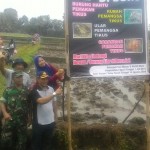 Kepala Desa Sempu, dan Babinsa Koramil 0825/19 Sempu dengan Masyarakat Tani Mawar dan Melati Cocok Tanam Padi.