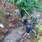 Tim Satgas TMMD Bersama Mahasiswa Undiksha Bersihkan Sungai Pangkung Mesem