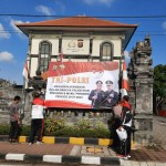 Anggota Polres Badung Pasang Baliho Di Sejumlah Jalan Dan Tempat Umum