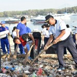 Pangkalan TNI AL Denpasar Kerja Bakti Bersama Masyarakat Bersih di Pantai Serangan.