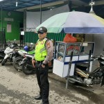 Sejumlah Petugas Melaksanakan Pengamanan Sholat Jumat
