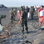 Pemkab Gianyar Bersama TNI-Polri Dan Masyarakat Bersihkan Pantai Masceti