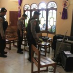 Polisi Sterilisasi Gereja Marga Rahayu Jelang Misa Malam Natal