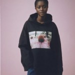 H&M dan Helena Christensen Berkolaborasi, Koleksi Menampilkan Hasil Fotografinya. 