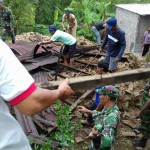 Koramil Sukasada Bantu Bersihkan Rumah Nenek Santri Pasca Hujan Angin