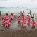 Polri Peduli Penghijauan, Penanaman Manggrov di Pantai.