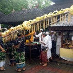 TNI Berbaur Bersama Warga “Ngayah” Di Pura Luhur Pekendungan Kediri
