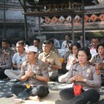 Kapolres Klungkung Sembhyang Bersama, “Memohon Keselamatan Terhindar  Virus Covid-19.