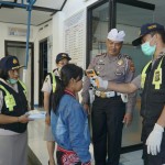 Para Pengunjung di Tempat Pelayanan Publik, Kapolres Bangli Periksa Suhu Badan.