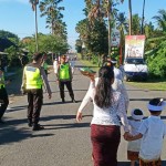 Polres Jembrana Pantau Langsung  Kegiatan Melasti Umat Hindu