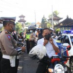 Satuan Lalulintas Polres Bangli Bagi-bagi Masker, Cegah Penyebaran Virus Corona.