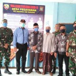 Dandim Buleleng Bersama Rektor Undiksha Singaraja Bagi Masker Dan Hand Sanitizer Gratis Kepada Warga Pegayaman