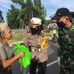 Kapolres Jembrana Bersama TNI Bagi-Bagi Sembako Pada Masyarakat