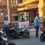 Ketua Bhayangkari Ny. Reni Septiadi Berbagi Nasi Bungkus Di Depan Pasar Dalung.