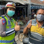 Operasi Keselamatan Agung 2020, Sat Lantas Polres Gianyar Bagikan Masker Ke Pengendara.