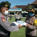 Kapolres Tabanan AKBP Mariochristy P.S. Siregar, S.I.K., M.H. Serahkan APD Bantuan Kapolda Bali Kepada Sat gas Reaksi Cepat