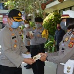 Kapolres Tabanan AKBP Mariochristy P. S. Siregar, Serahkan Buku Saku Covid-19.