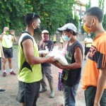 Peduli Covid-19, Kodim Buleleng Bagikan Sembako Bagi Petugas Kebersihan GOR Bhuana Patra.