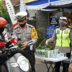 Kapolres Bangli Bagikan Takjil ke Masyarakat Jelang Buka Puasa Di Pos Penyekatan.