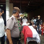 Merebaknya Covid-19, Kompak Bhabinkamtibmas Turun Di Setiap Keramaian Dan Sambang Ke Rumah Warga.
