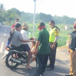 Cegah Covid-19, Bhabinkmatibmas Aiptu Made Suanda, Tegur Masyarakat Tanpa Masker